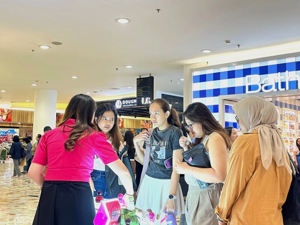 Brand activation Skintific dengan beauty advisor di event exhibition skincare