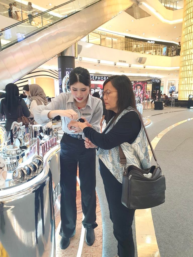 Beauty advisor Skintific melakukan edukasi product knowledge di booth event