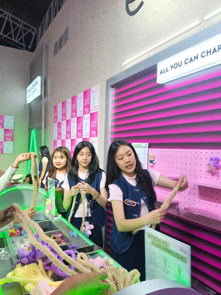 Beauty Advisor Pradipta menjelaskan produk ke customer di event Emina Co-Lab Activation