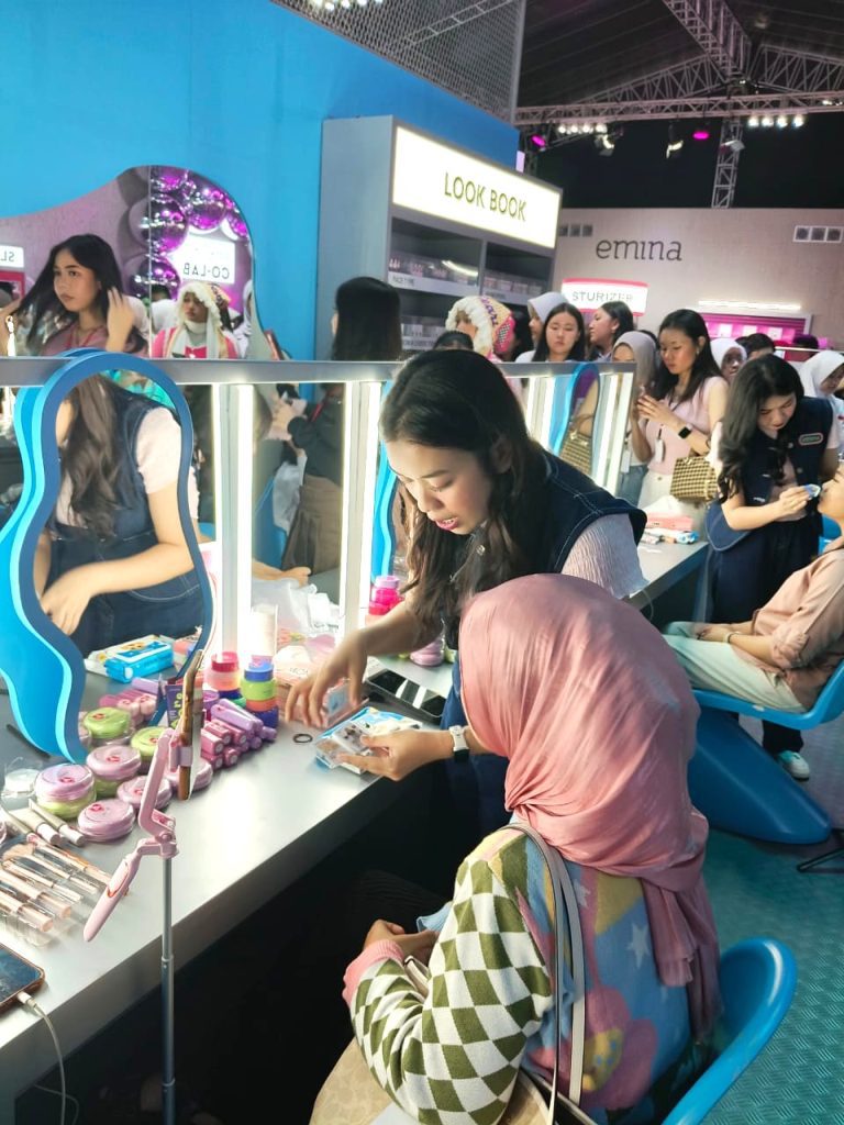 Beauty advisor agency menghandle booth activation Emina Beauty Co-Lab