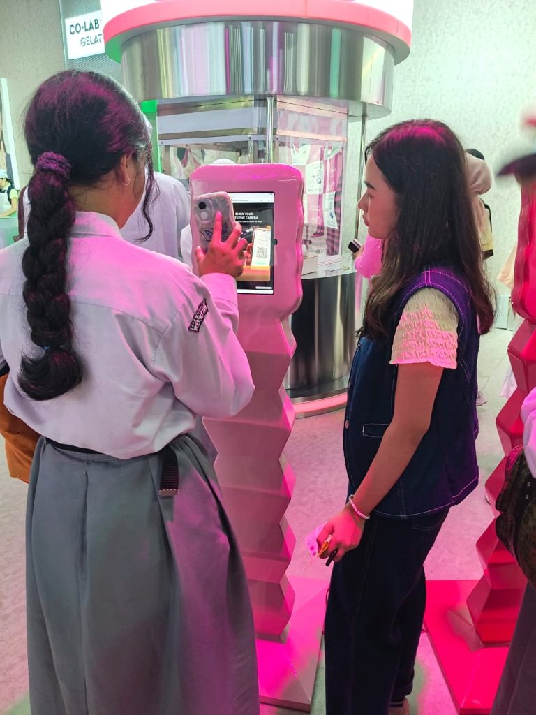 Front usher Emina menyambut pengunjung di event Beauty Co-Lab