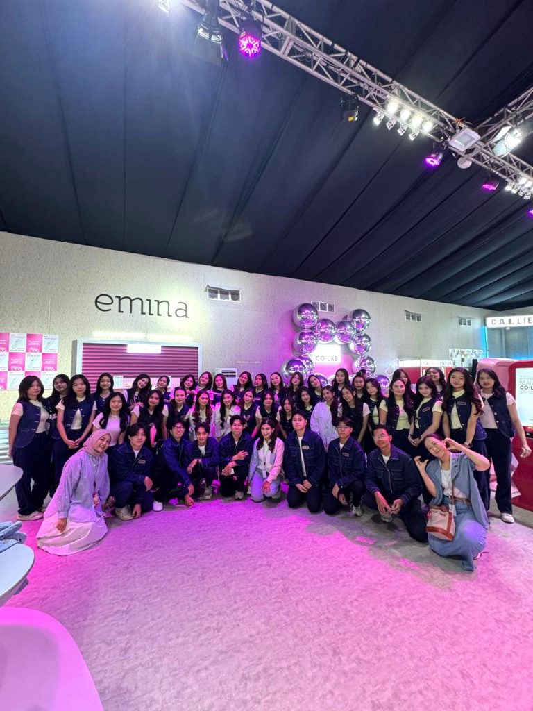 Beauty Advisor Emina membantu pengunjung mencoba produk skincare di booth Beauty Co-Lab