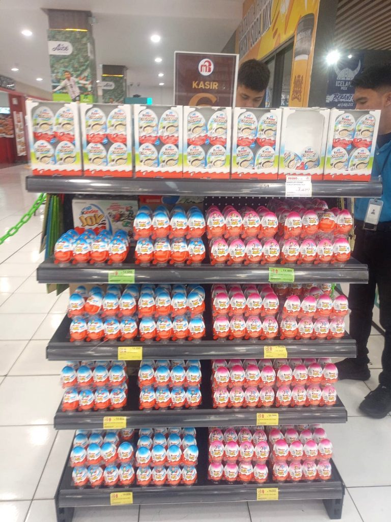 Merchandiser Ferrero memastikan penerapan first expired first out di toko modern trade
