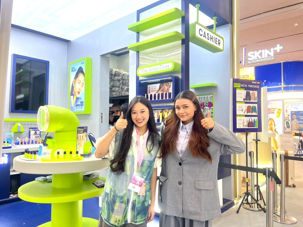 Demo produk Tavi oleh Beauty Advisor kepada pengunjung di area booth event kecantikan