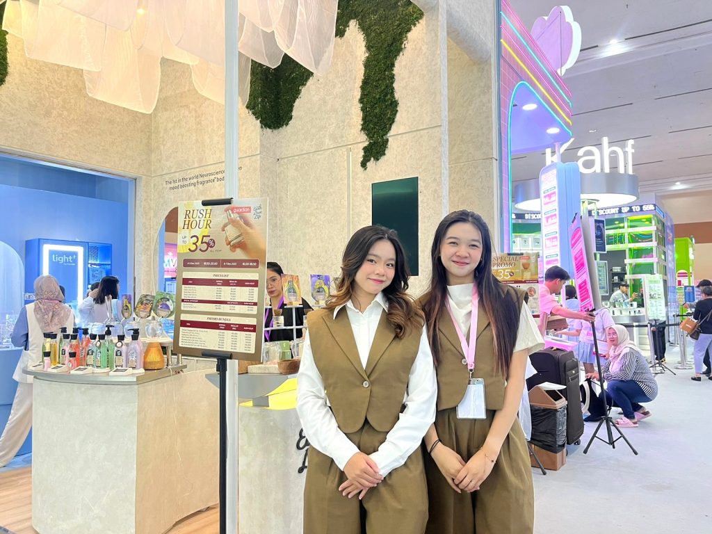 Beauty Advisor melayani pengunjung di booth Jakarta X Beauty dengan konsep interactive experience brand activation