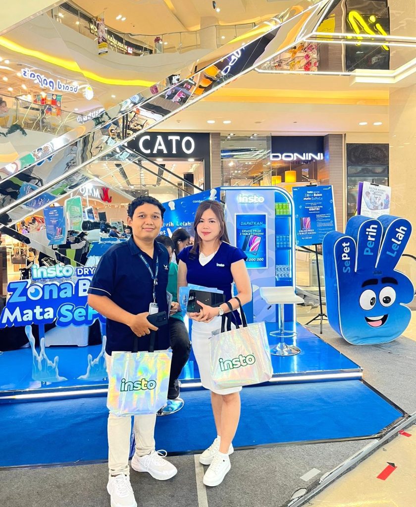 Brand activation Insto Dry Eyes dengan booth interaktif di pusat perbelanjaan