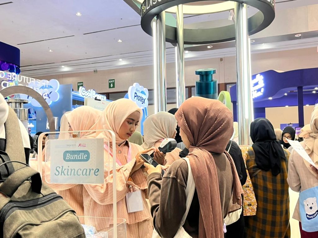 Beauty Advisor Wardah melakukan edukasi skincare kepada pengunjung booth
