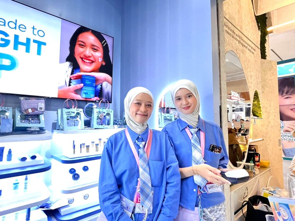 Beauty Advisor Paragon membantu pengunjung di booth Jakarta X Beauty