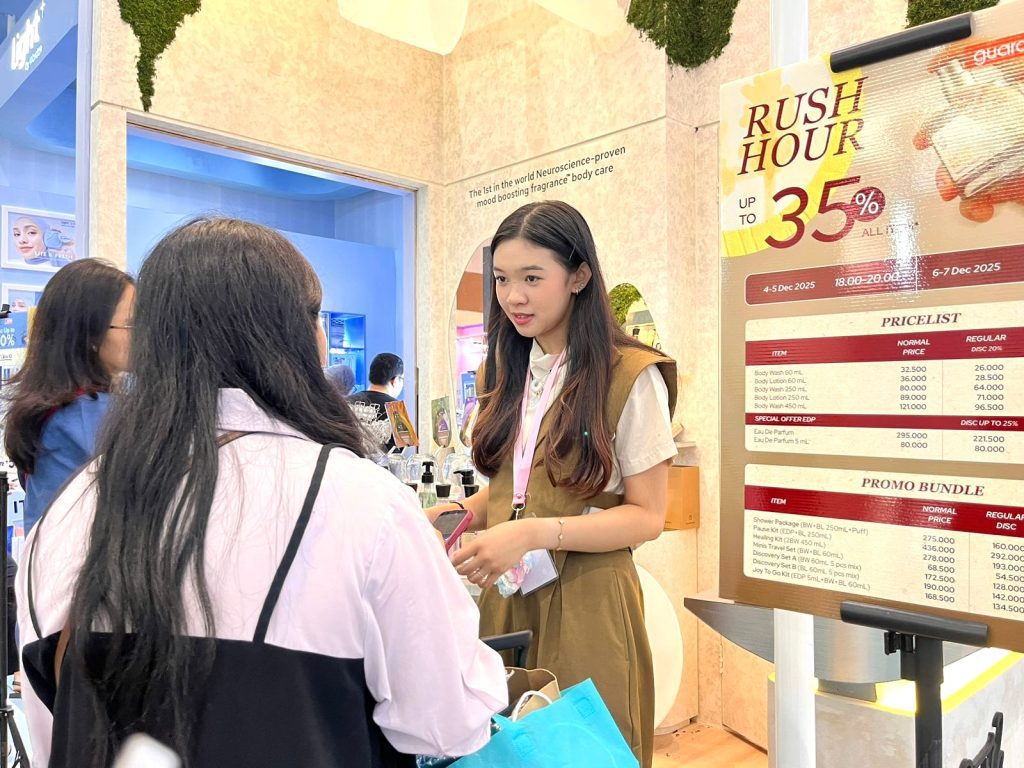 Beauty Advisor agency Pradipta saat aktivasi booth Emina di Jakarta X Beauty