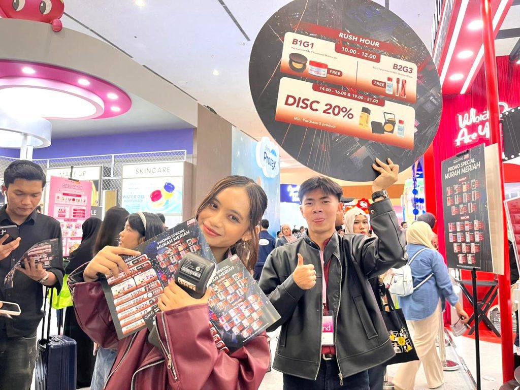 Beauty advisor agency menjalankan aktivasi OMG Beauty di booth event