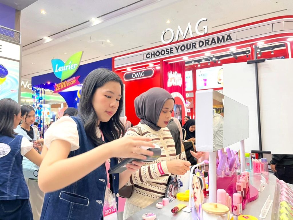 ktivasi booth Emina CO-LAB Factory dengan berbagai zona pengalaman pengunjung di Jakarta X Beauty