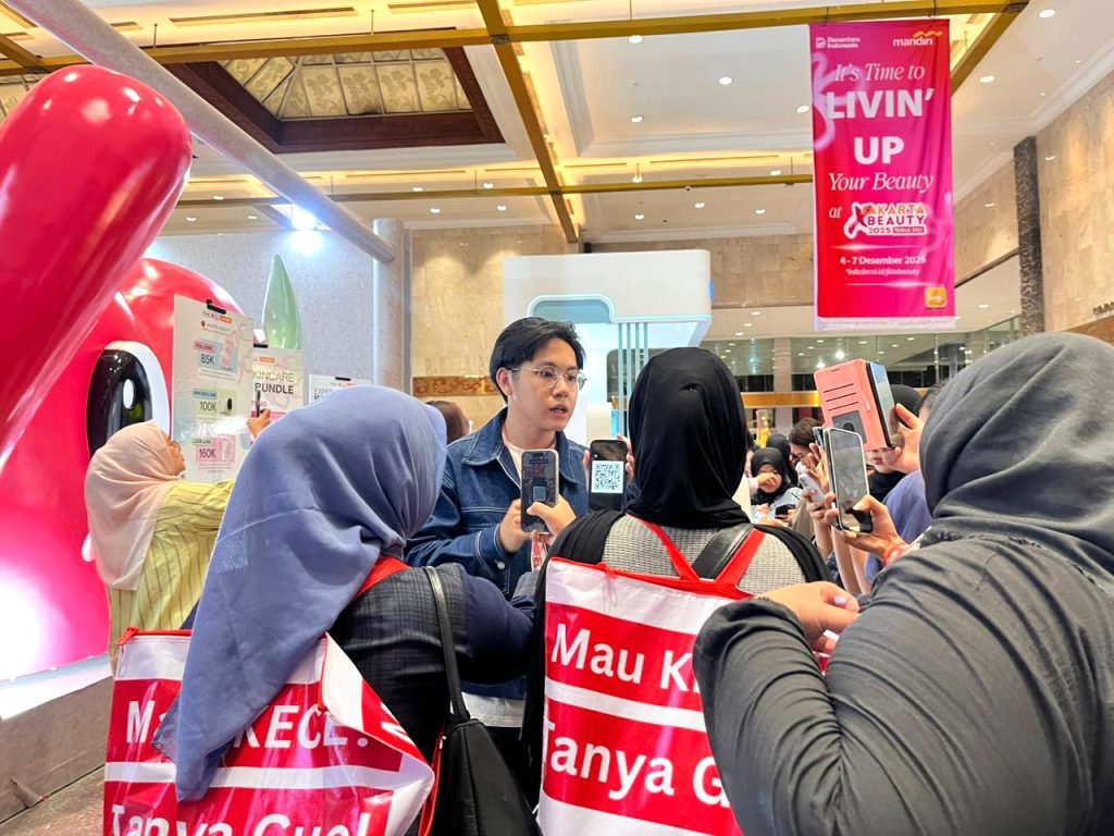 Suasana booth Jakarta X Beauty dengan traffic pengunjung tinggi di area brand activation