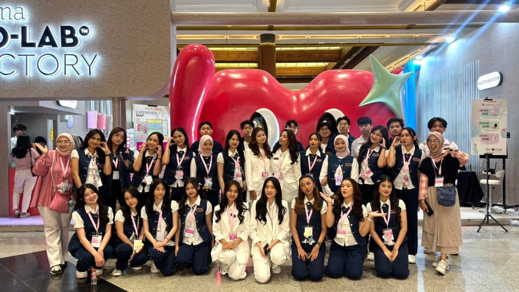 Aktivasi multi brand Paragon dengan Beauty Advisor di exhibition beauty
