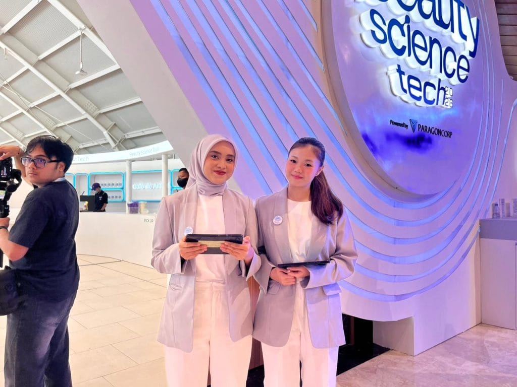 Beauty Advisor membantu welcoming dan registrasi pengunjung event Paragon