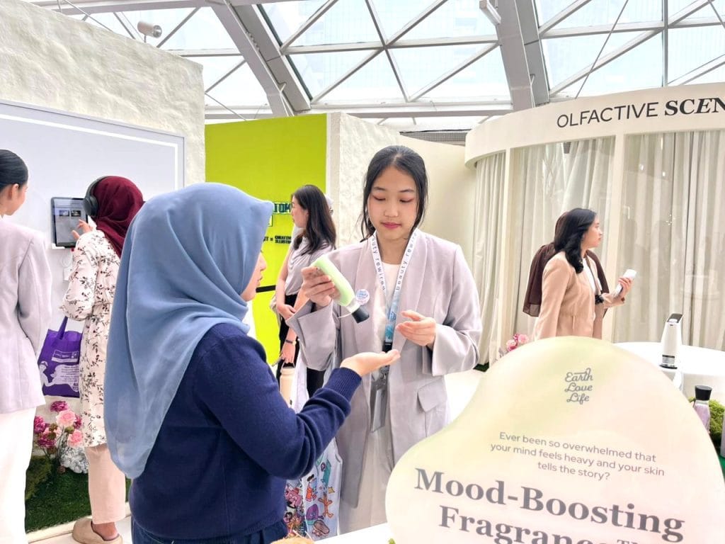 Pengunjung mendapatkan beauty experience interaktif di event Beauty Science Tech