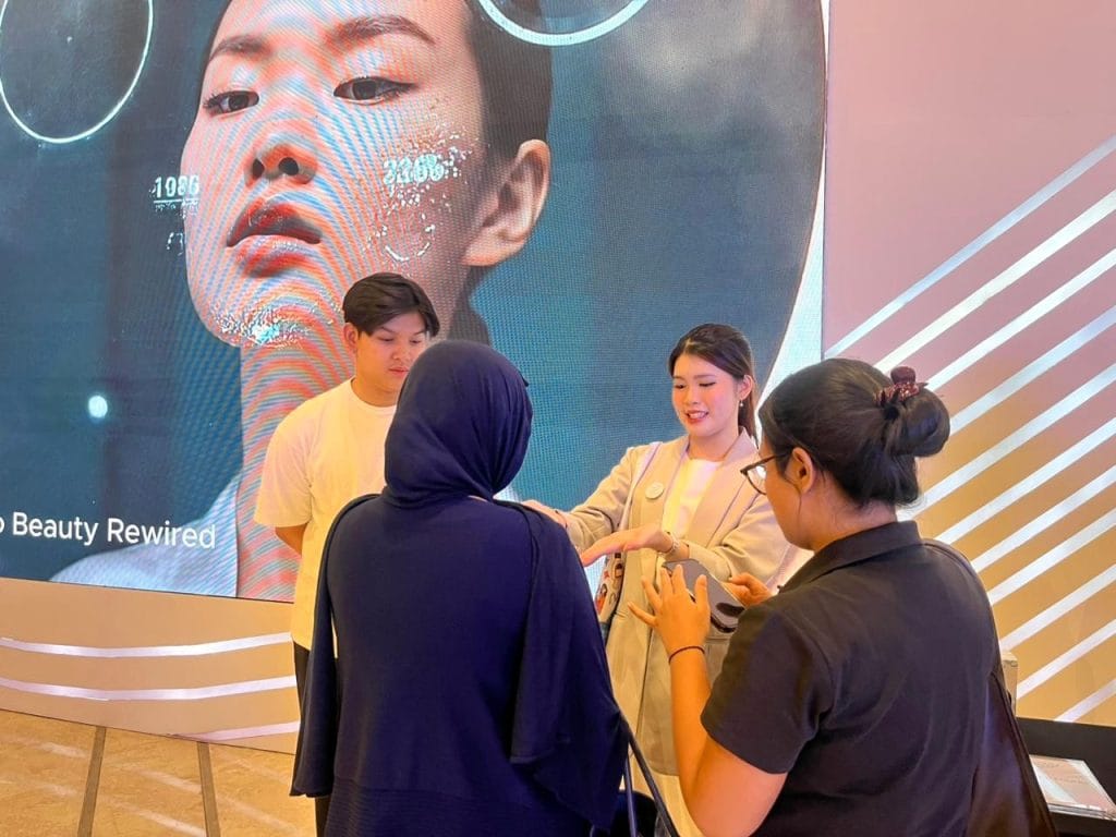 Beauty Advisor memberikan konsultasi dan edukasi produk kepada pengunjung event