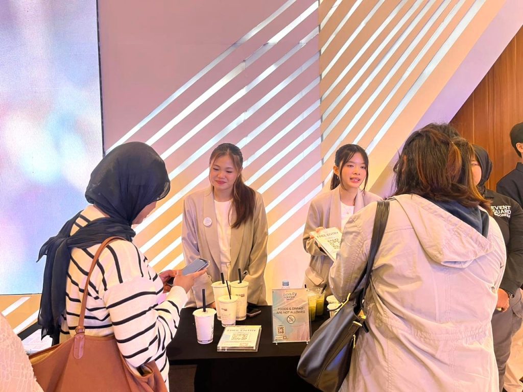 Usher Pradipta membantu proses registrasi di event Paragon di Jakarta