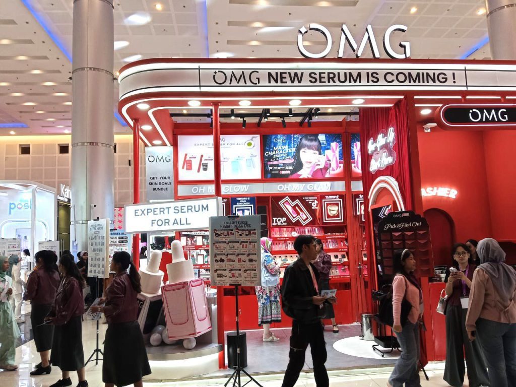 Beauty advisor membantu booth activation dan edukasi produk beauty