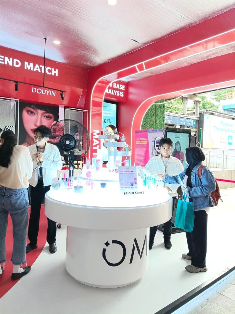 Beauty advisor membantu interaksi pengunjung di booth interaktif OMG Beauty