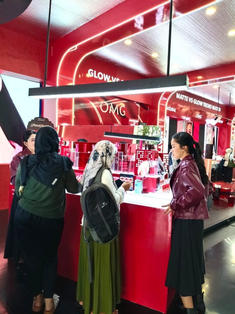 Beauty advisor OMG Beauty membantu interaksi pengunjung di Kendal Tunnel Jakarta