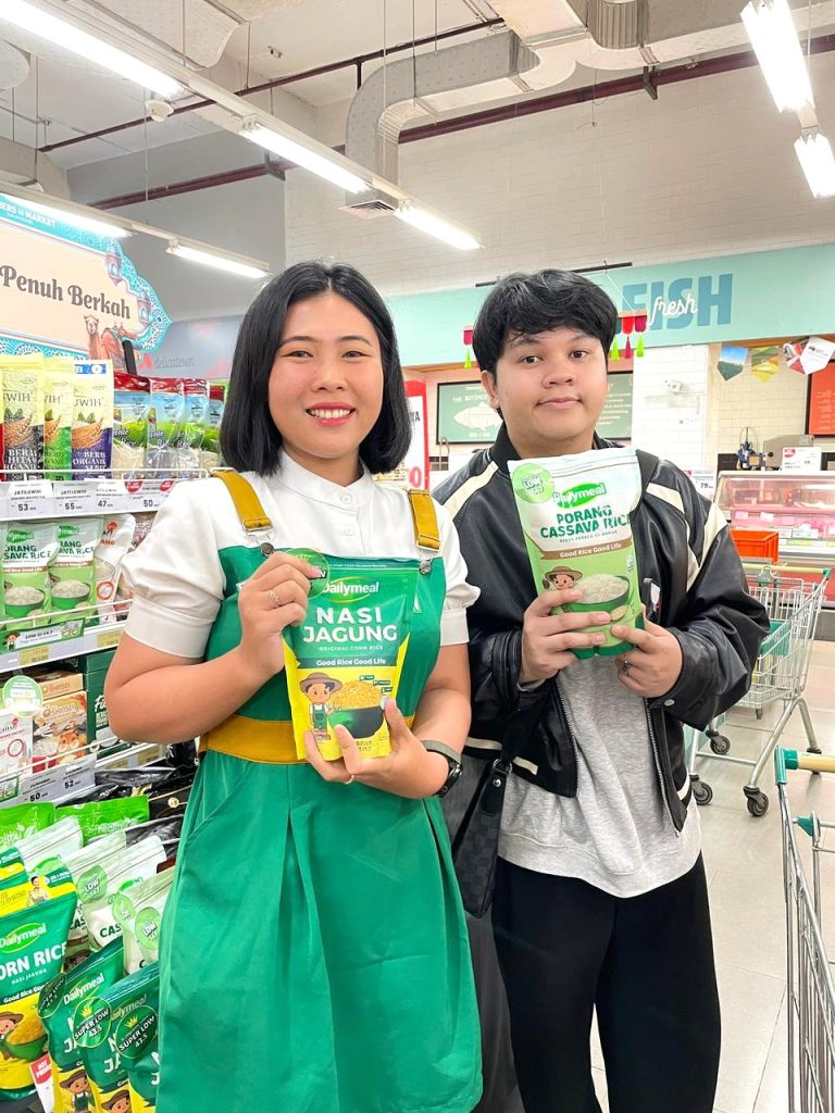 Sampling selling Dailymeal di toko-toko Jabodetabek dengan SPG Pradipta.