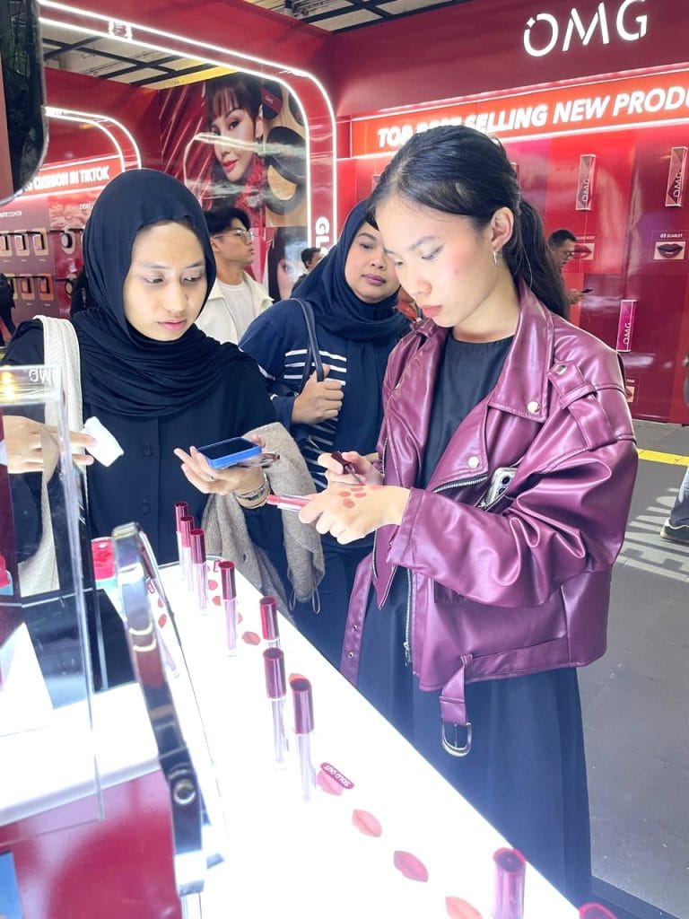 Aktivasi outdoor OMG Beauty dengan support Beauty Advisor profesional
