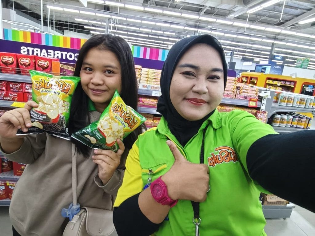 SPG Pradipta membantu push selling produk Kusuka di toko retail
