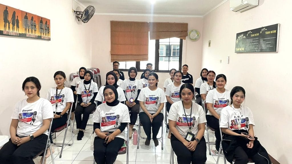 SPG dan merchandiser dari sales promotion agency Pradipta support project nasional Energizer