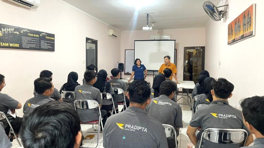 Merchandiser Energizer melakukan monitoring stok dan display produk di toko modern trade
