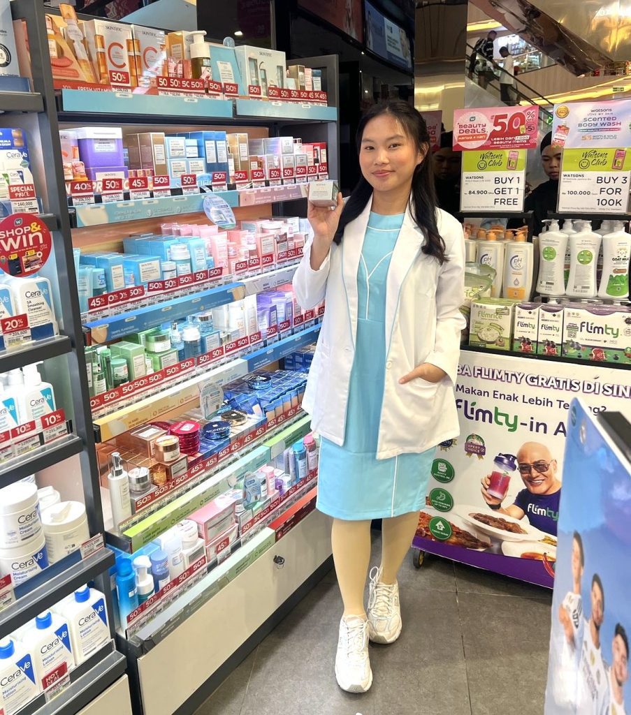Beauty advisor Skintific di in-store activation untuk meningkatkan brand awareness