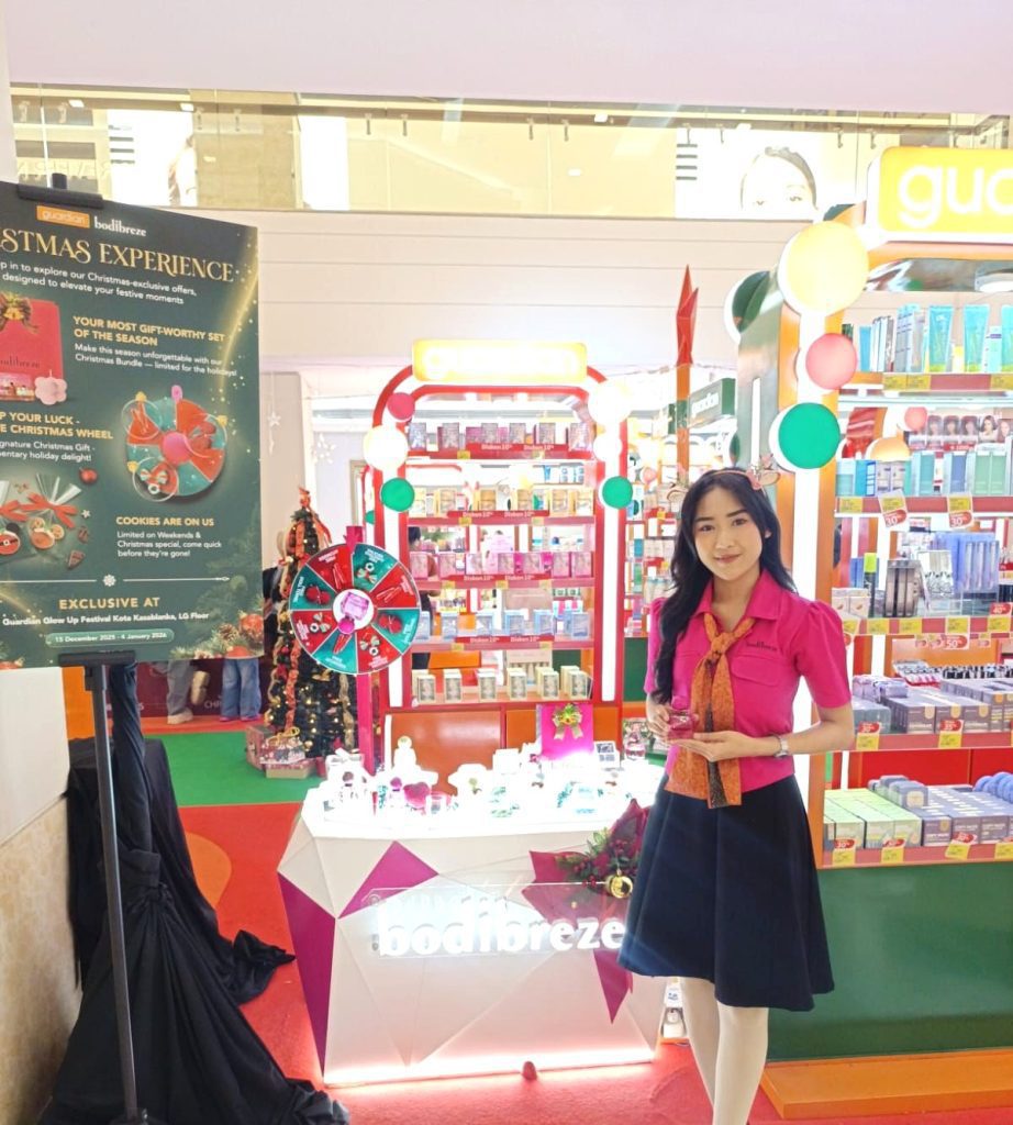 Beauty advisor Bodibreze menawarkan parfum kepada pengunjung event beauty