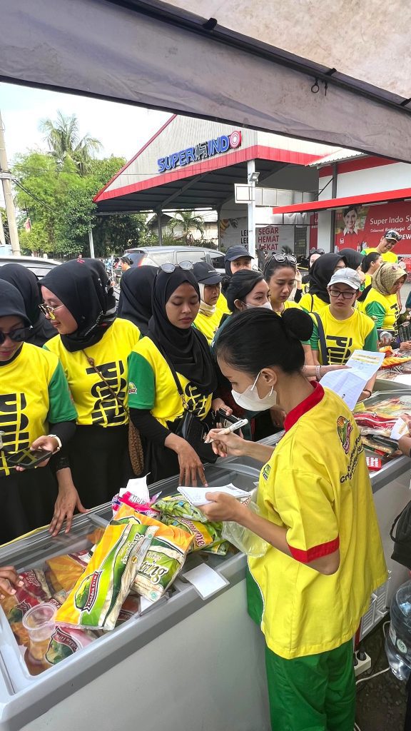 SPG menawarkan produk Golden Farm kepada peserta Pound Fit