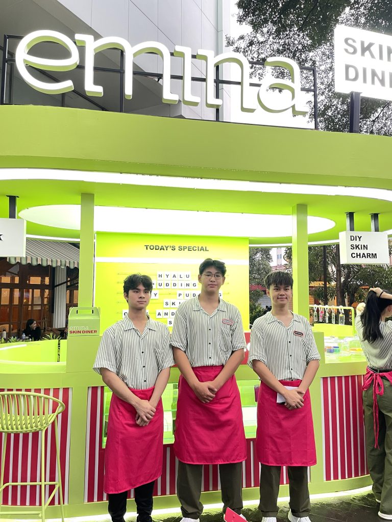 Brand activation agency menghadirkan photobooth dan DIY corner di booth Emina