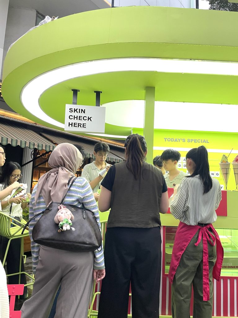 Pengalaman interaktif pengunjung di booth skincare Emina Cosmetics Blok M