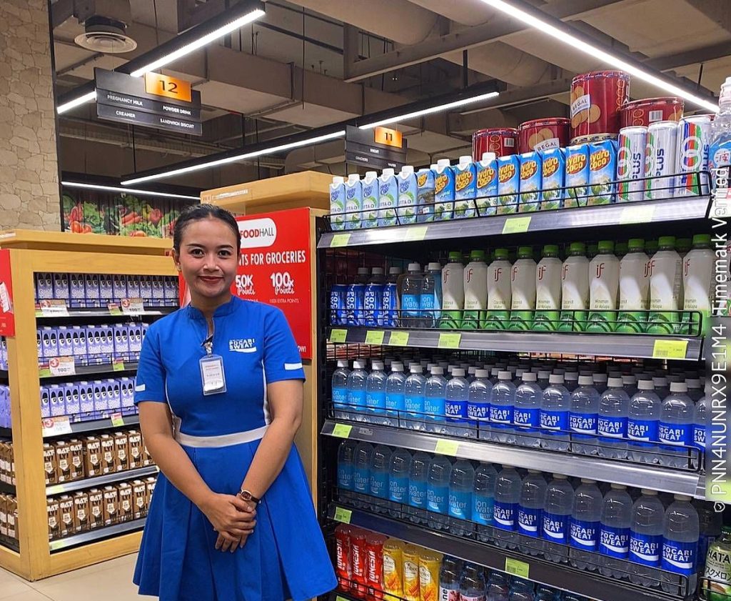 Aktivitas in-store selling Pocari Sweat dengan support SPG Pradipta