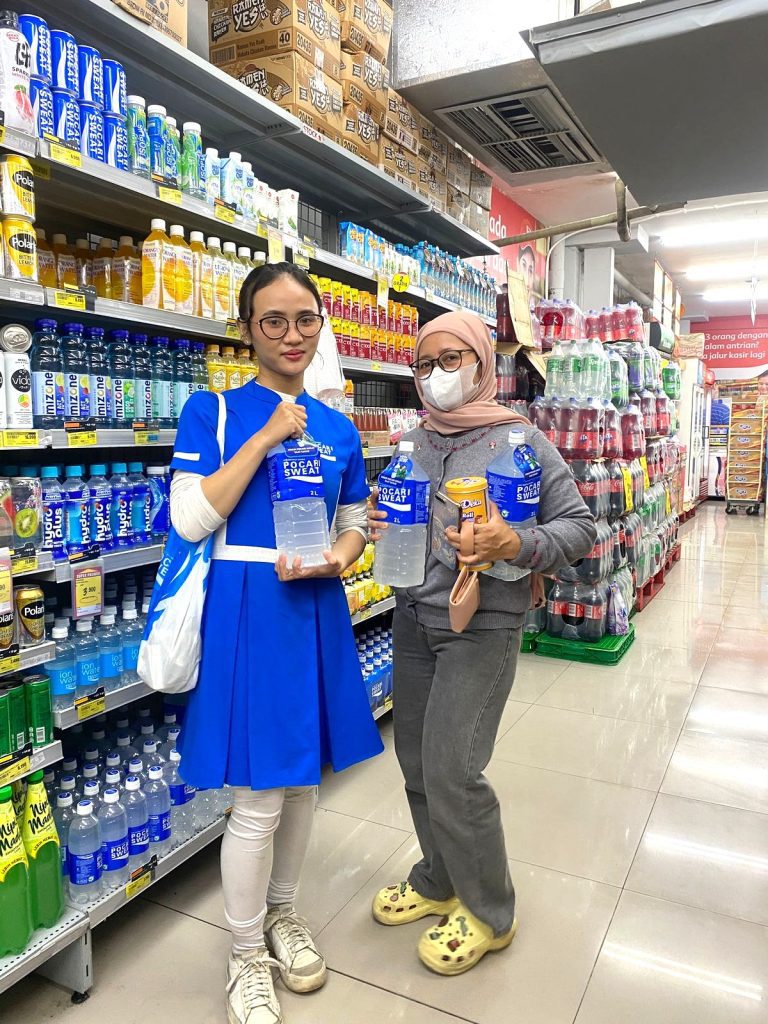 SPG melakukan push selling Pocari Sweat ukuran 2L selama Ramadan